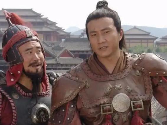 朱元璋建立明朝初期，文官中有位重臣不仅有才，而且十分节俭，官服破了也舍不得扔，补