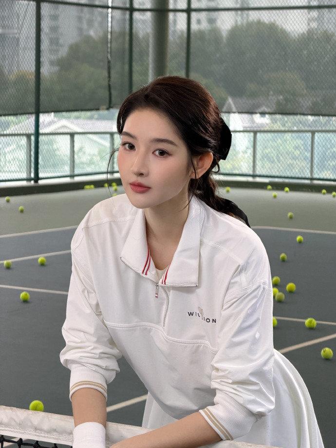 王玉雯白色运动装元气感满满！