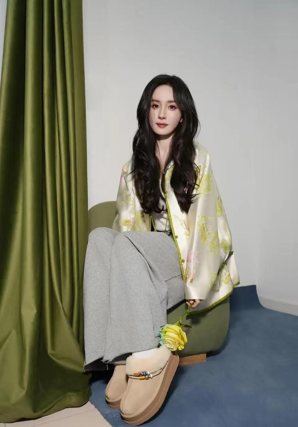 杨幂的新中式穿搭太会了！浅绿提花外套+灰色阔腿裤，松弛高级又显气质，我直接抄作业