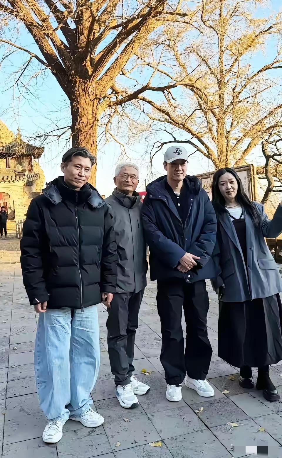 太好哭了！朱媛媛离世才5个多月，辛柏青就带着17岁女儿、约上好友李乃文奔赴大