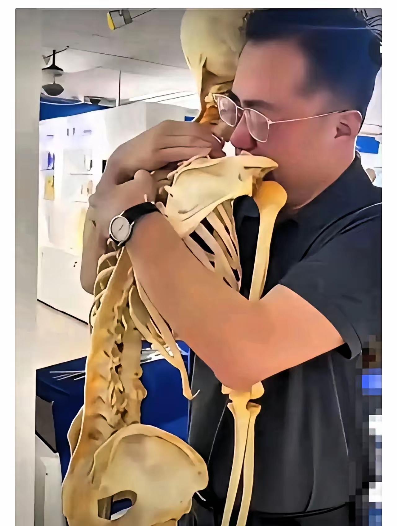 谁能想到，一个中年男人抱着具骨骼哭得撕心裂肺的画面，会让无数人破防？这不是普