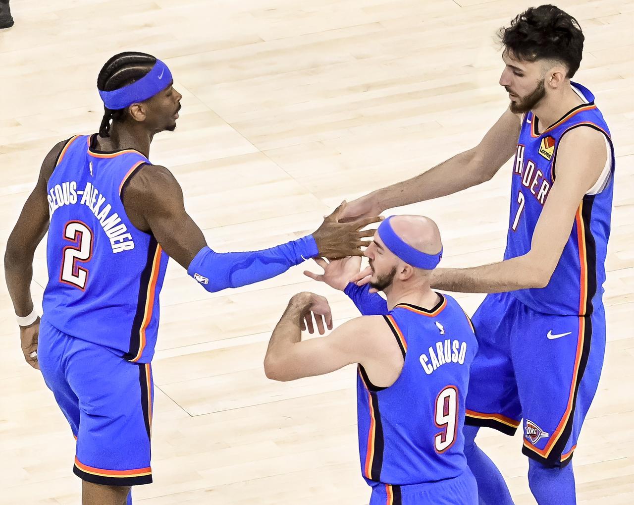 亚历山大：你这打出吃饼中锋的效率啊？进个NBA杯四强跟玩似的？？？切特：这雷霆