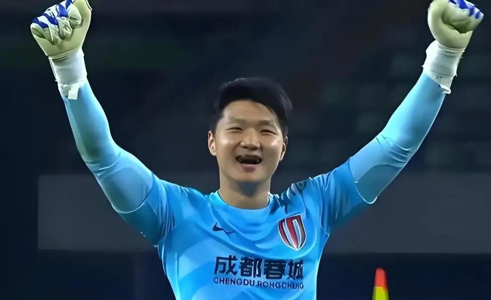 蓉城新赛季首战，首发名单不见蹇韬。有国门老刘在，小蹇不首发可以理解，但替补名单也