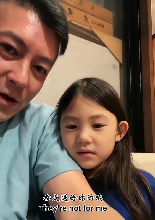 陈冠希富养女儿，直播里满是宠溺，一家子基因太绝了每次看陈冠希和女儿Alaia的