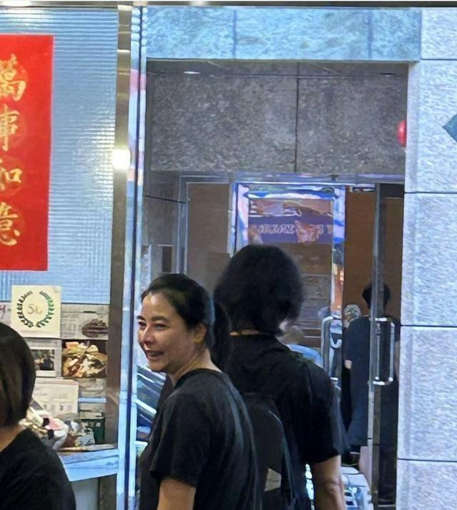 郑伊健蒙嘉慧现身小店，素颜吃面幸福肥，回港过日子真惬意​​​