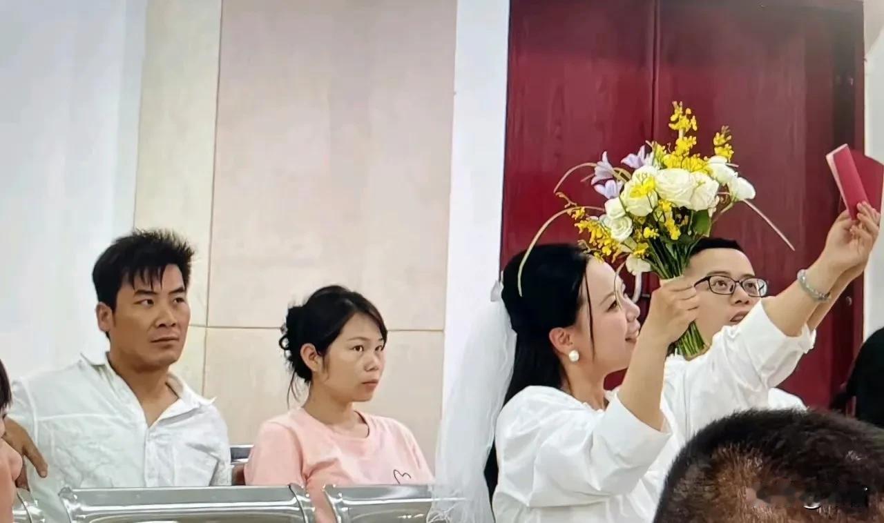 结婚离婚，人的悲喜并不相通。