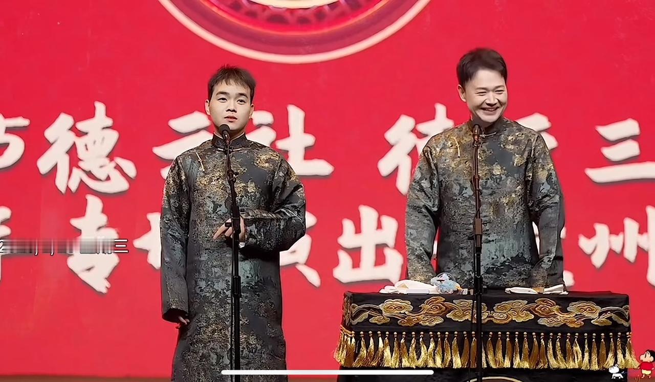 【相声演员尚筱菊身披刺绣大褂，成为德云社筱字科第一人，你怎么看？】近日，德云社