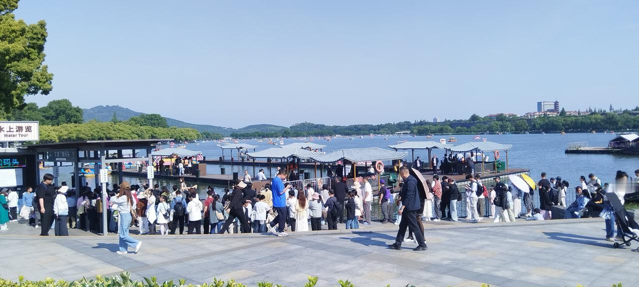 五一劳动节下午的南京市玄武湖公园玄武湖门内的场景。