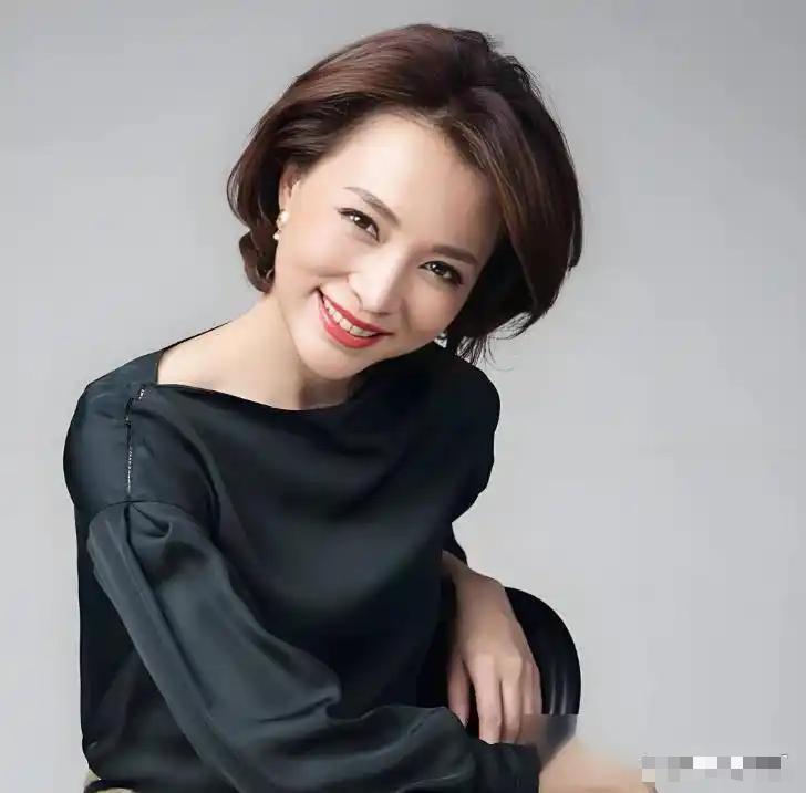 🌞董卿母亲去世了。不是死于意外。不是死于贫穷，更不是死于自然规律，而是死于