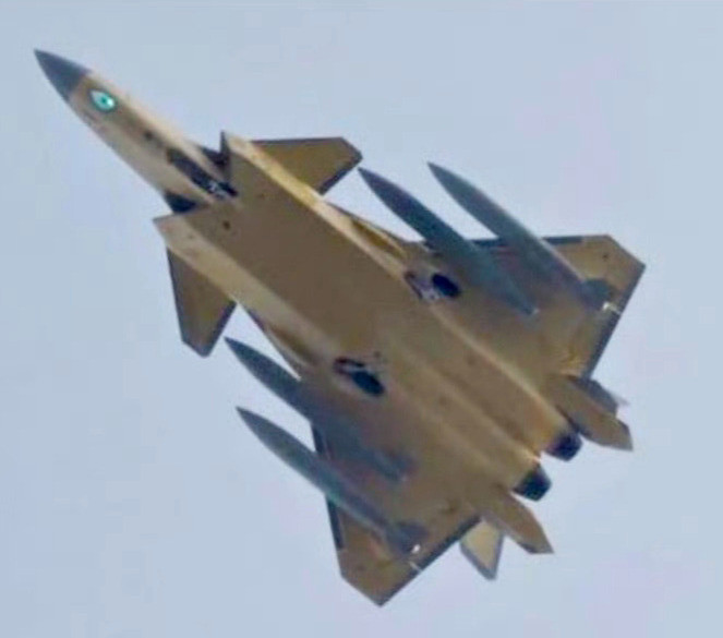 又见歼-20外挂4个副油箱，这航程预计可以达到6000公里！根据网络图片显示，又