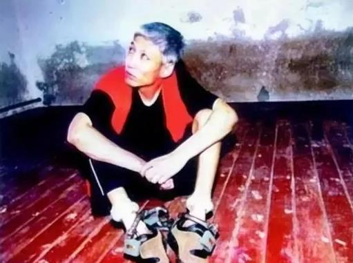 2003年，刘涌被执行死刑前十分镇定，苦笑看妻子、拒绝更换新衣服，押到殡仪馆抬进