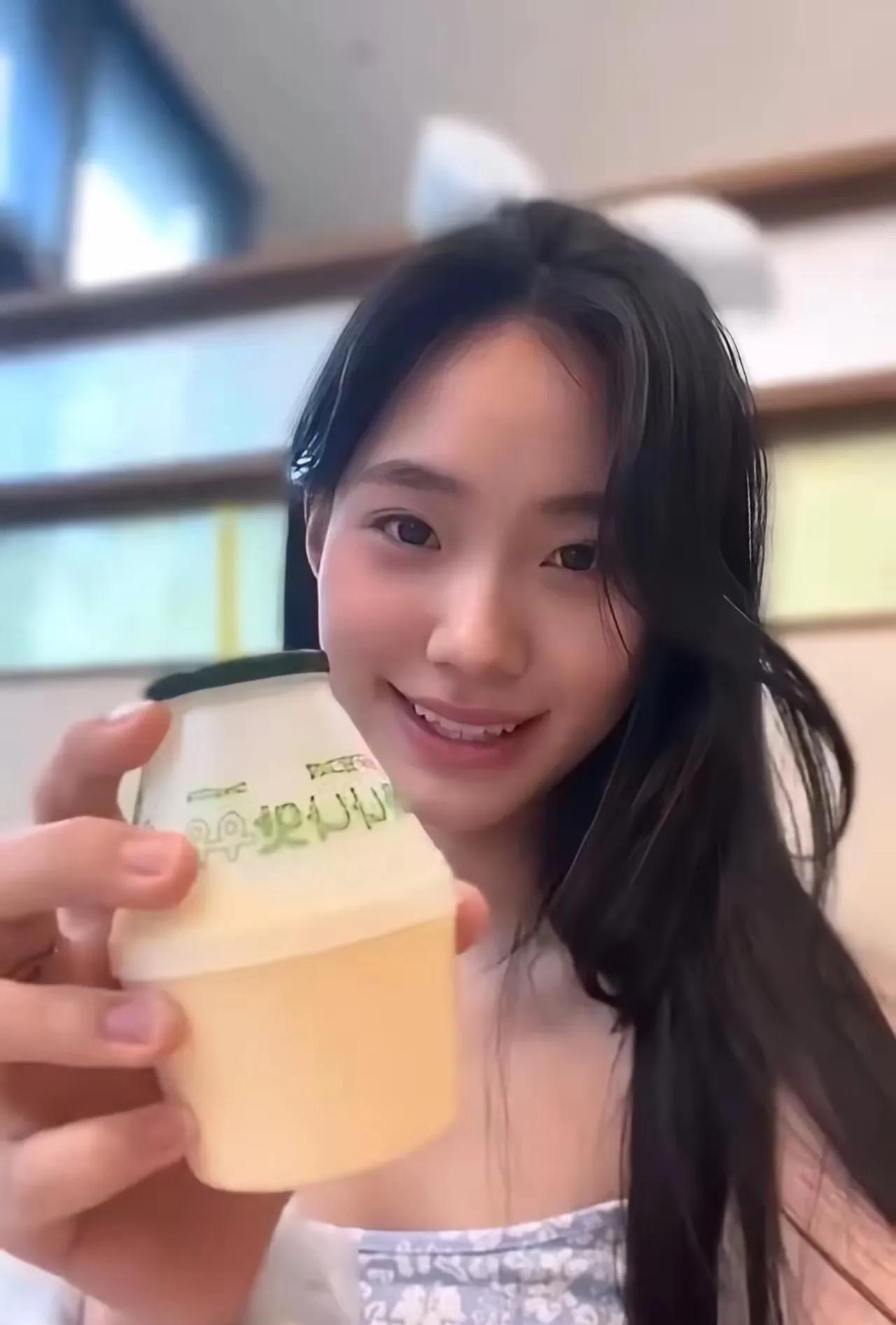 小S二女儿Lily的韩国游照片颇具看点，她大胆以素颜出镜，各式吊带造型轮番亮相，
