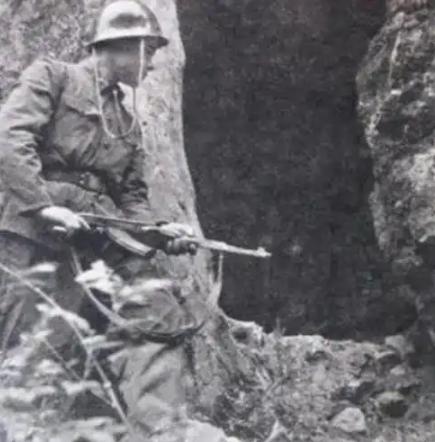 1984年，一名22岁的士兵无意间走进一座山洞，他察觉里面全都是女性，可就在士兵