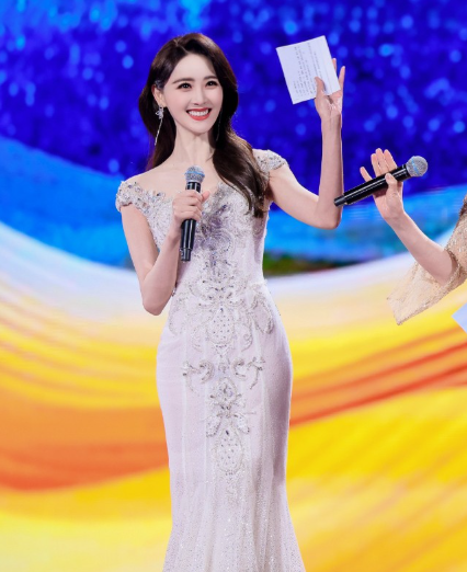 比龙洋长得漂亮的一个女主持人出现了，身形高挑，颜值在线，打扮的简约时尚，很有明星