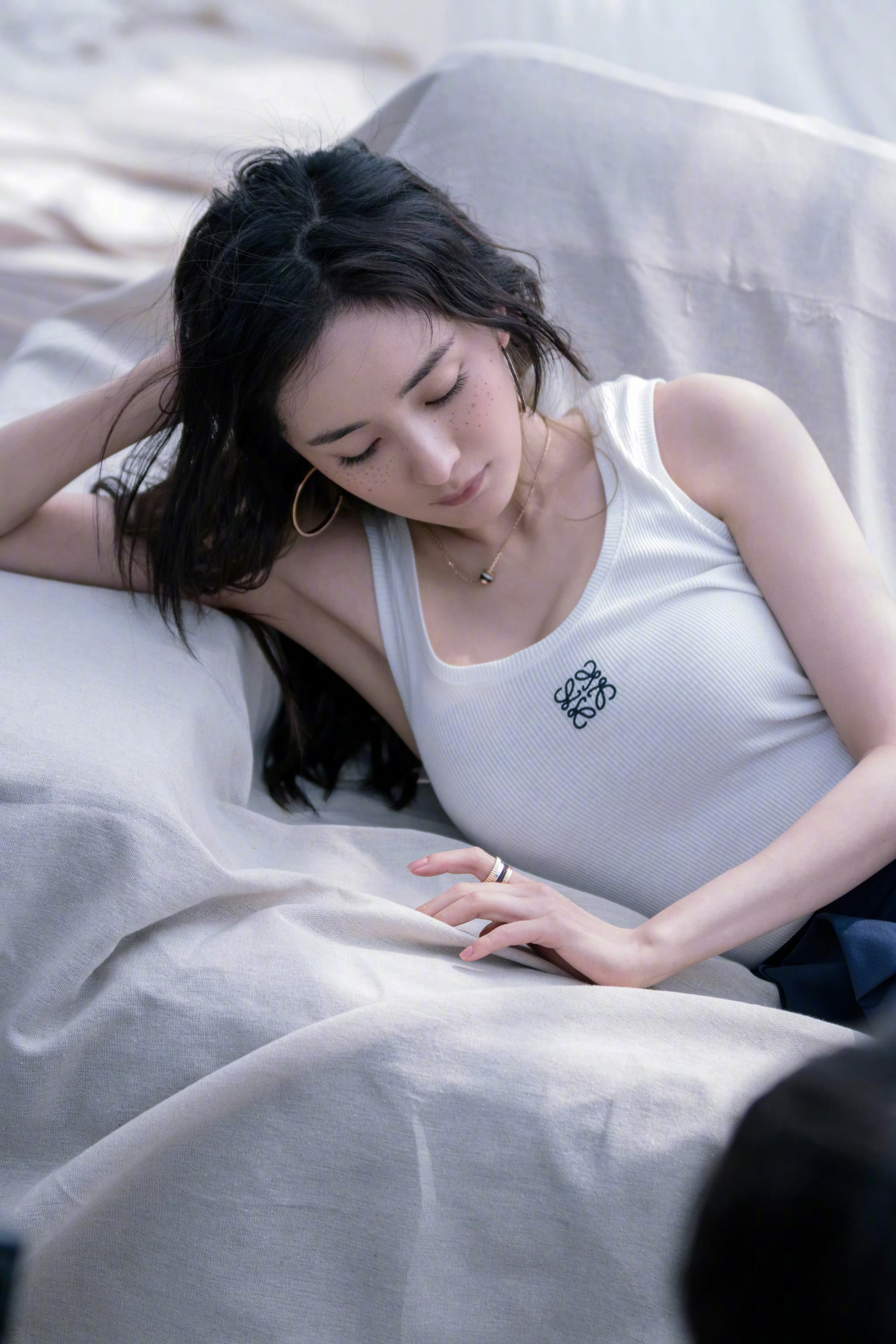 杨幂ym杨幂宁绣绣在随意间表达不变的态度，在慵懒中找到舒适的精致～