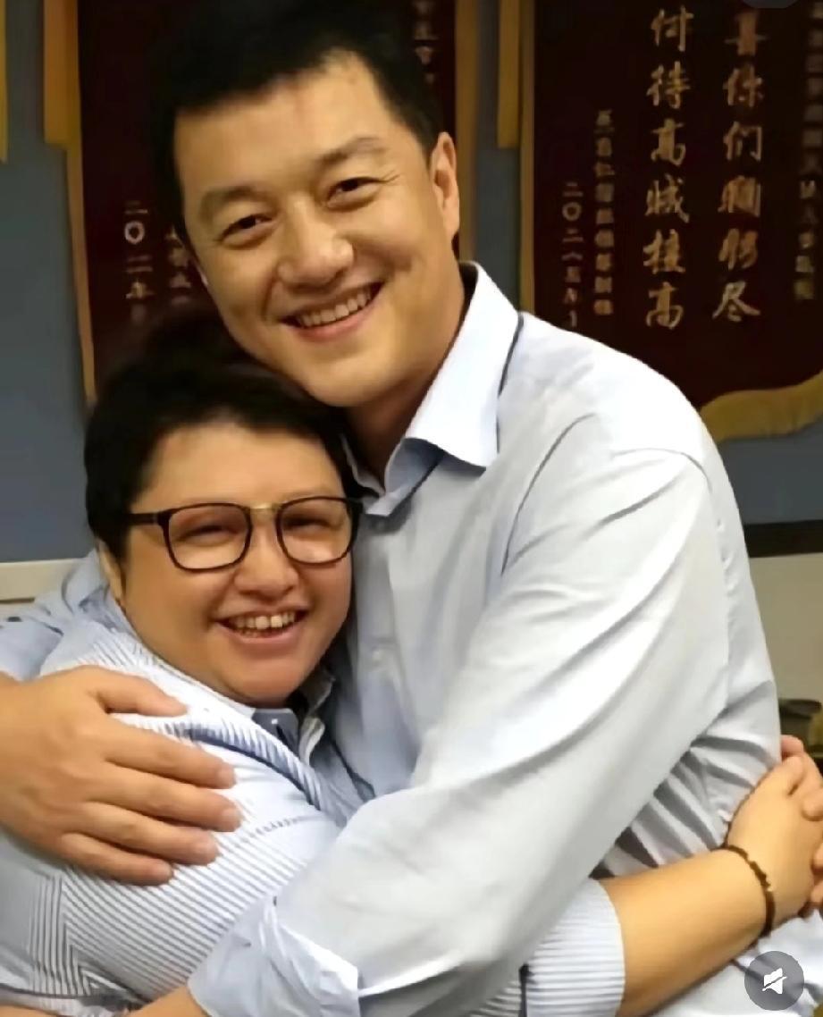 有一种友情，叫李亚鹏和韩红这两张照片真的暖到我了！🥹李亚鹏和韩红的