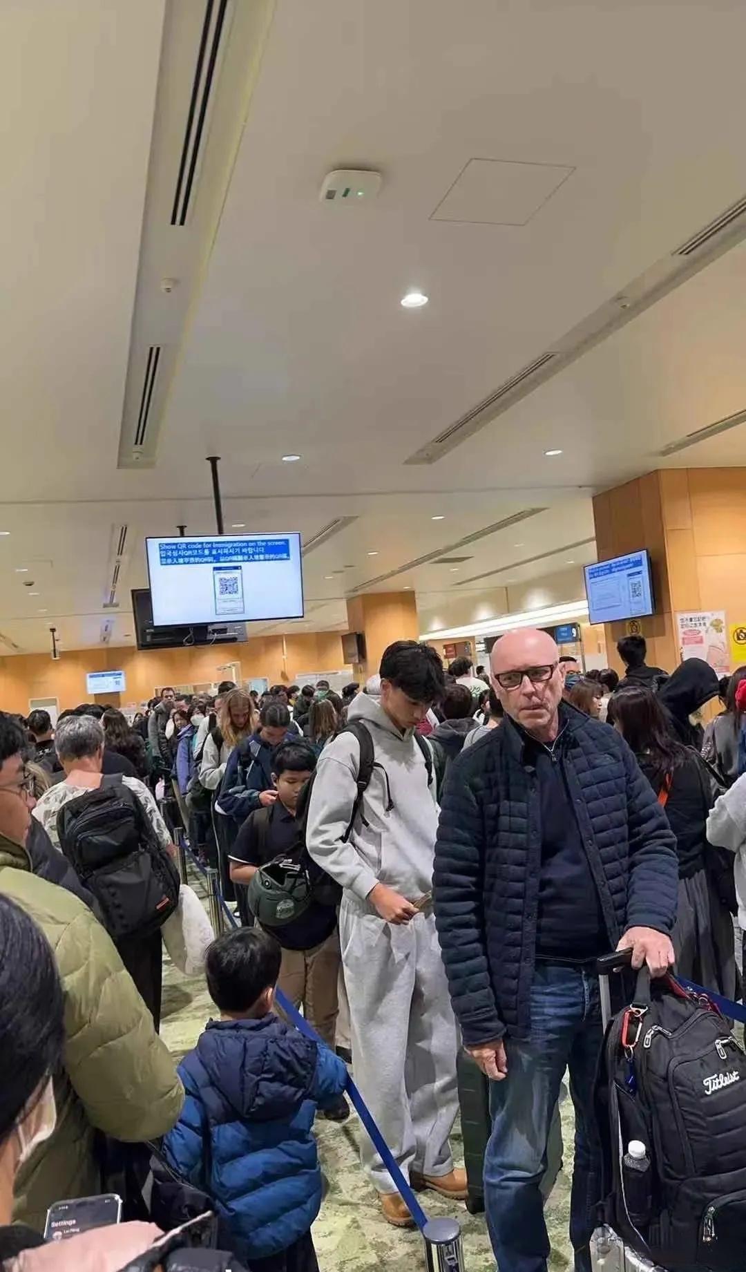 “必须派包机接我们”，好大的口气。官方屡次提醒不要去日本旅游，而且停了多个航