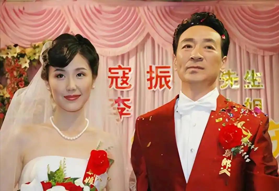 2003年，49岁的寇振海向演员李婷表白，李婷拒绝的说：寇老师，你比我大，就算我