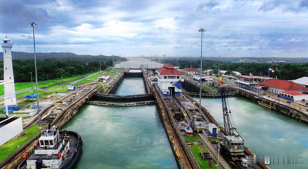 巴拿马港口突然停摆，中国货轮在海上干等八天，这事儿到底谁在扛不住？2026年1