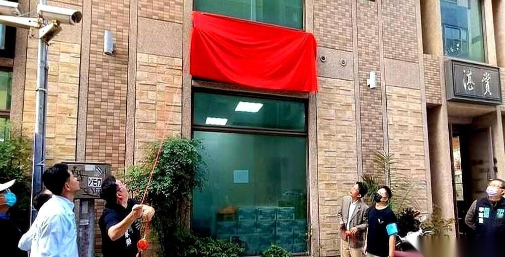 他一使劲，没动。再一使劲，那块红布跟长在墙上似的，纹丝不动。我隔着屏幕都感觉