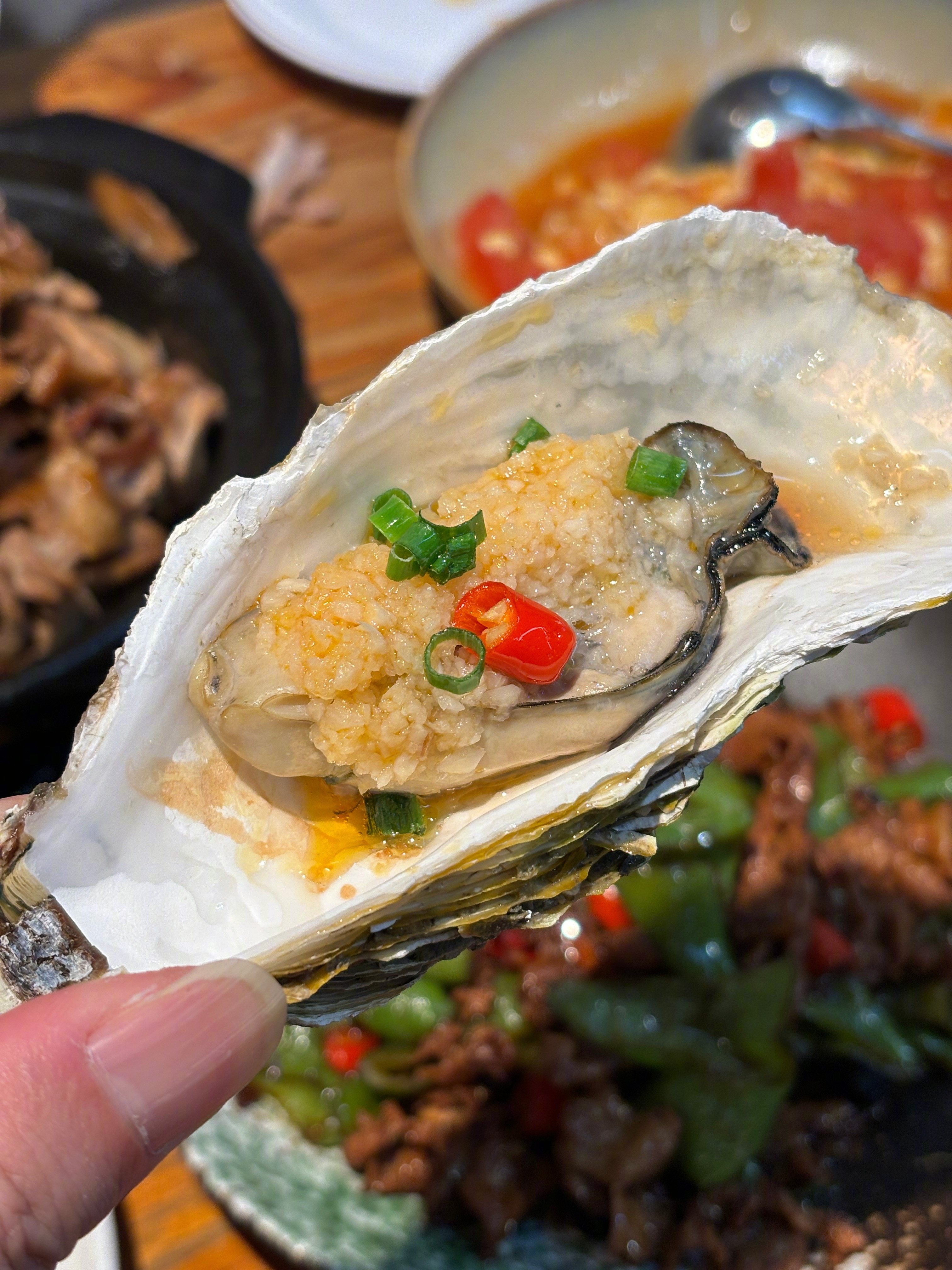 忙了一天，到现在才吃饭，要了两个小炒，一份生蚝，配着炒河粉吃，简直不要太香……最