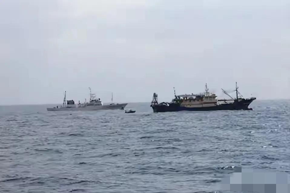 日本出手了！时值春节临近，日本在东海突然出手，强行扣押中国渔船并逮捕船长。吃了豹