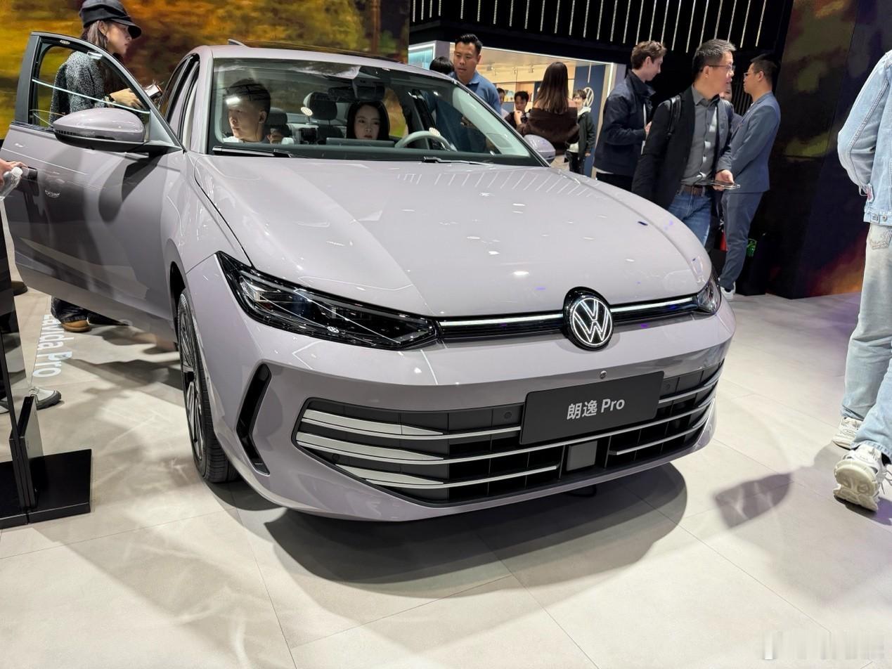 以“中德混血”设计语言焕新登场，外观配备发光Logo与贯穿式灯组，风阻进一步优化