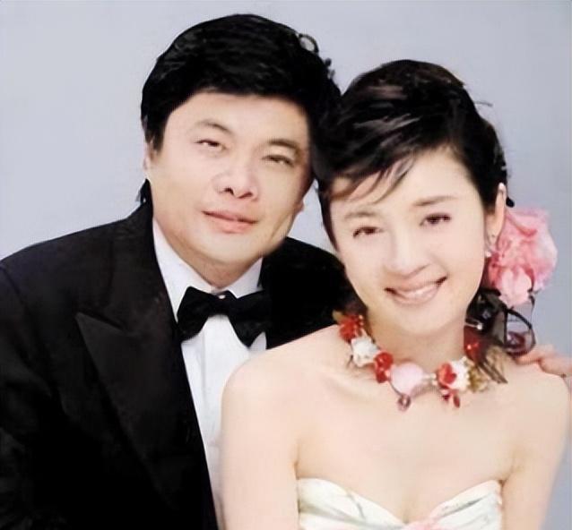 2004年，亿万富翁丁健对妻子肖烨说：“给你一个亿，离婚吧！”这句话如同