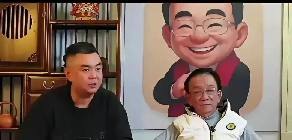侯耀华直播里啪一声把扇子摔地上，说九成商演被一家团体包圆，年轻人连汤都喝不上。