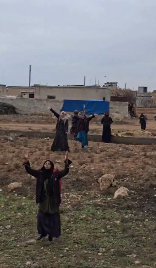 叙利亚代尔哈弗尔的居民欢迎乔拉尼的军队。他们自己也曾欢迎过“伊斯兰国”，他们也是