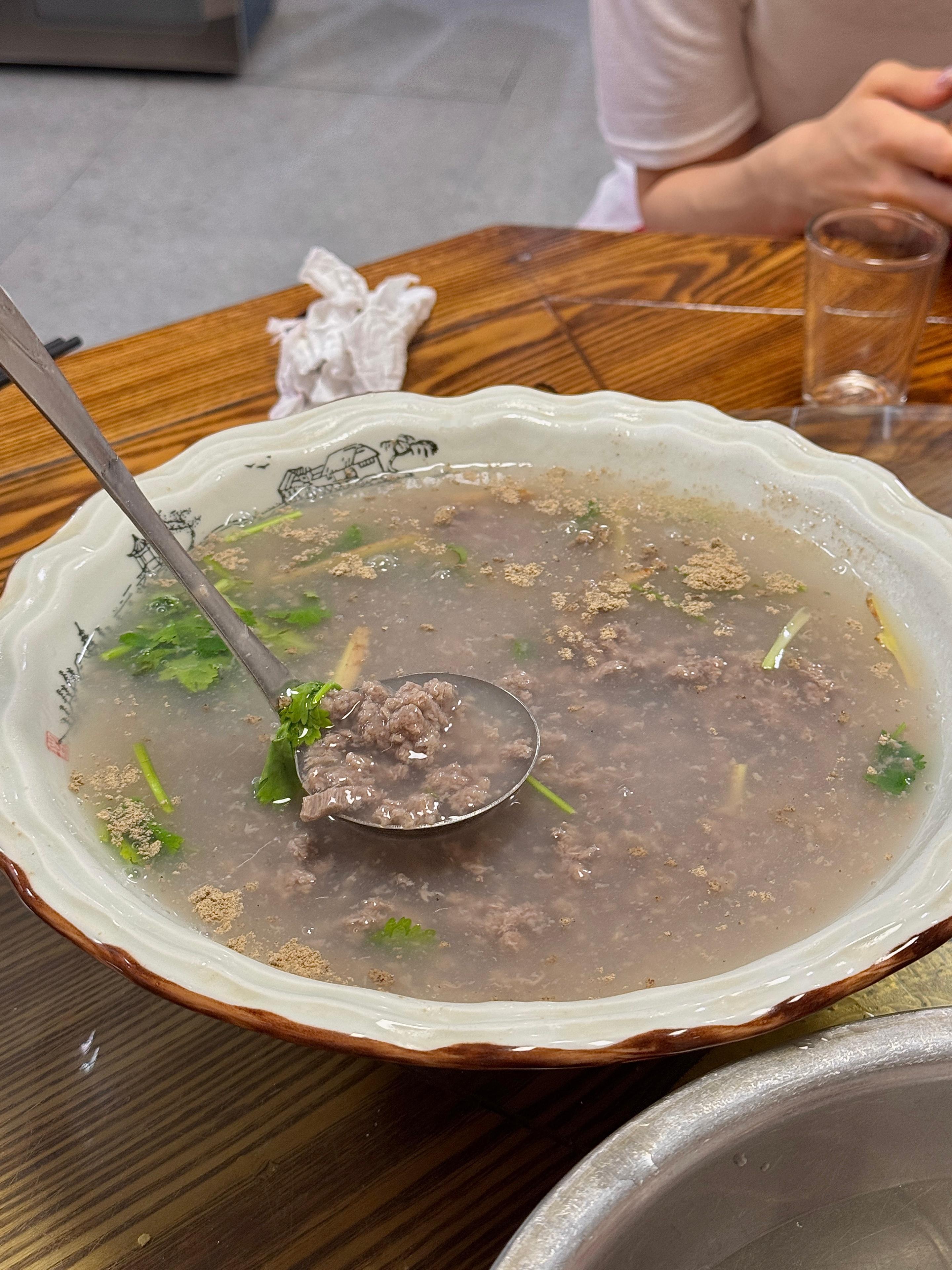 终于来吃闽赣味馆了。牛肉汤还有啤酒鸭啥的都很好吃，海蛎煎蛋也很美味，店里还有刚出