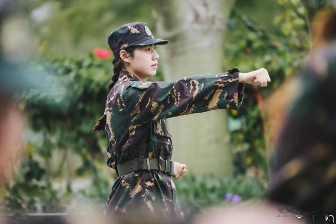 泳坛“蝶后”张雨霏的军训动态圈粉无数！近日她在社交平台分享迷彩服帅照，目光坚毅气