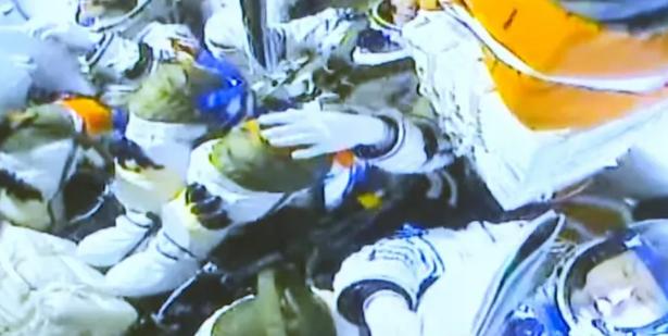 神舟二十号被撞出裂纹，航天员改乘二十一号返航；9天解决问题，外国网友惊掉下巴。