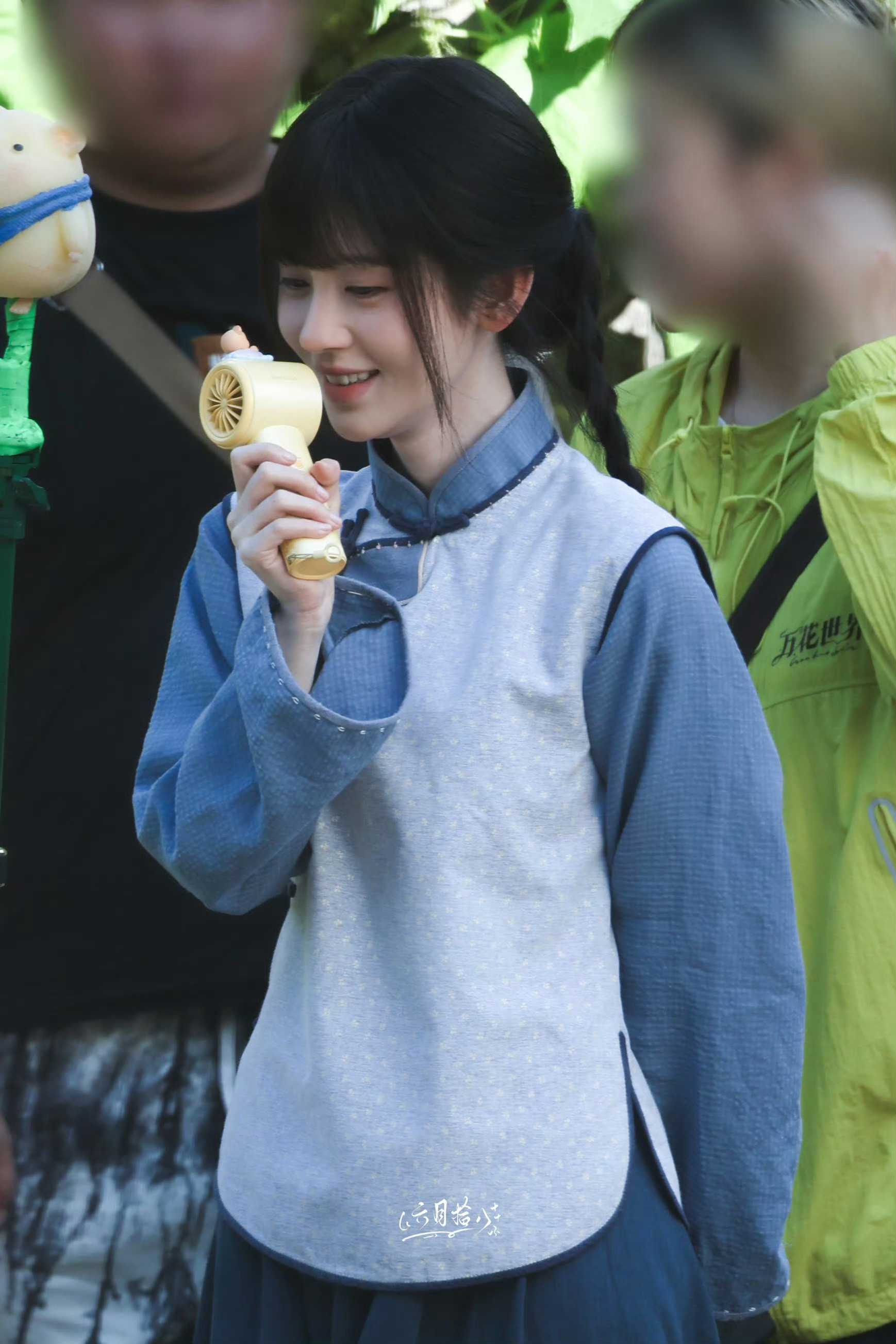 鞠婧祎露芜衣jjy鞠婧祎月鳞绮纪"枫叶飘向九月的乡野，我怀揣着心动与你邂逅"