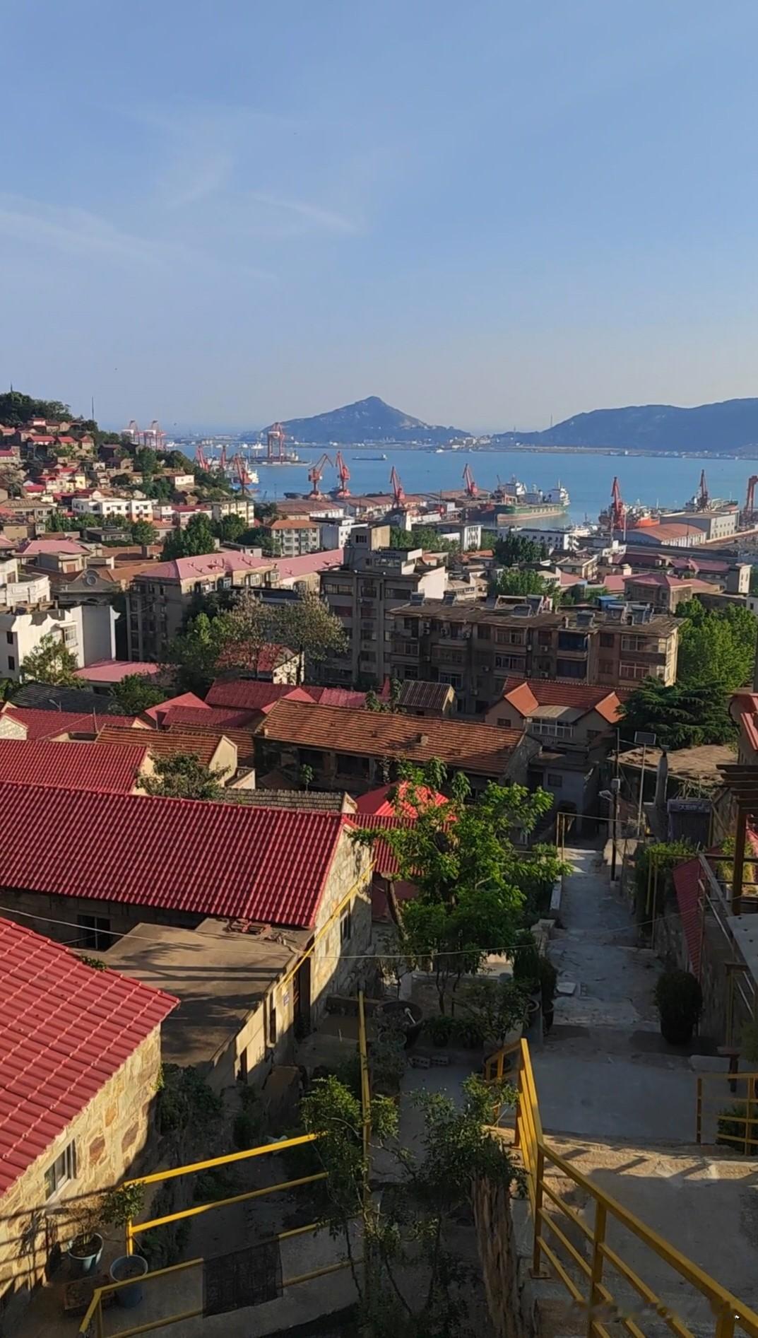 像宫崎骏漫画里的取景地，连云港山海民居风光远超日韩远眺连云港老街的海，是宫崎