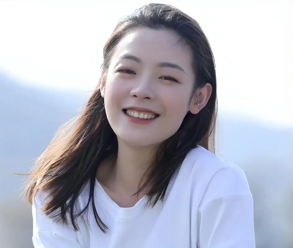 能唱流行能演话剧拍电影，陈丽君的根依旧在越剧舞台看完今年湾区升明月晚会，给我最大的意外就是陈丽君。不