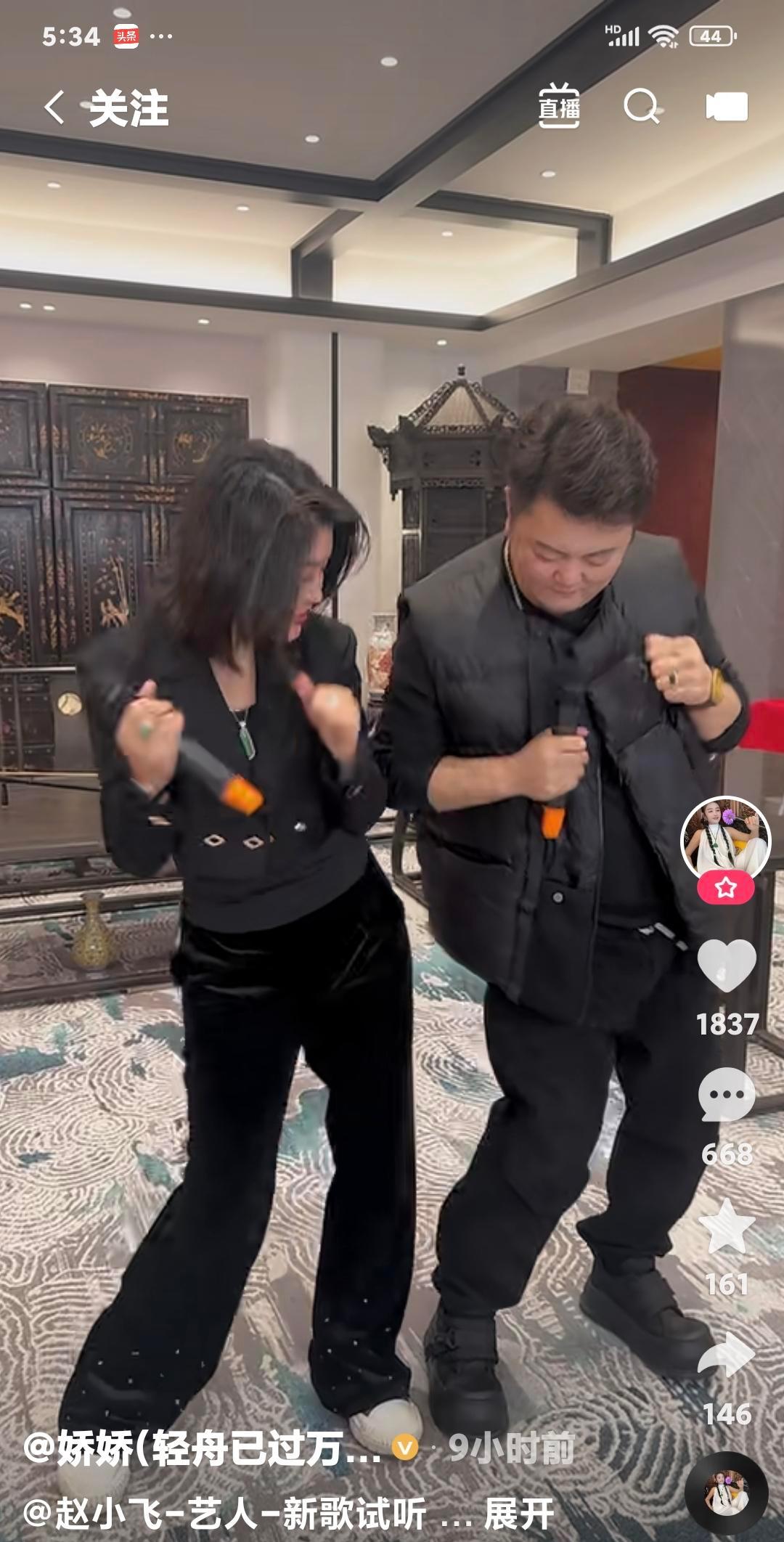四个人，一夜卖了八百多万。直播间的灯一关，刚才还热火朝天的屋子瞬间就安静下来了