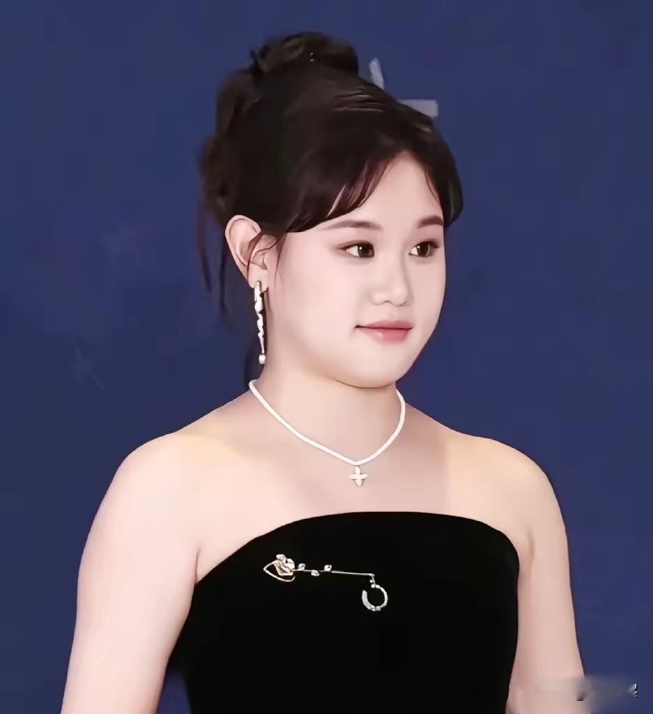 主持人问张家齐:“你有理财投资吗？”张家齐说:“没有，我的钱全在妈妈手里拿着。”主持人又问:“那你妈