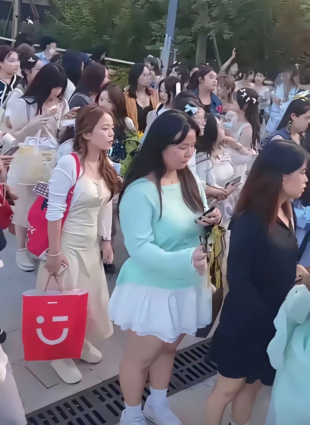 时代少年团上海演唱会现场有近五万人参加，现场95%是女生，其中未成年人占比达25