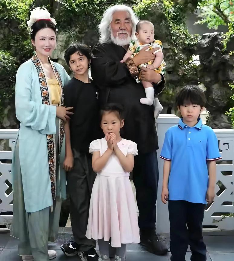 张纪中一家六口合照太甜了！74岁的老爷子头发全白，但身子骨硬朗得很，抱着小儿子