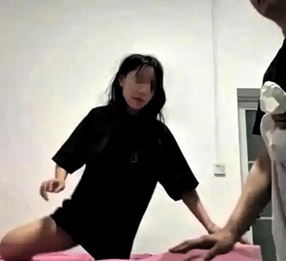 5分钟摆拍视频。把“缺德”演成了流量密码！20岁女生揣着坏心眼。反锁盲人按