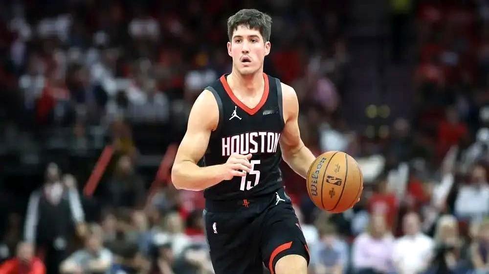 火箭交易桌上风云突变。谢泼德五场疯砍42%三分，管理层连夜锁死谈判。原本瞄准