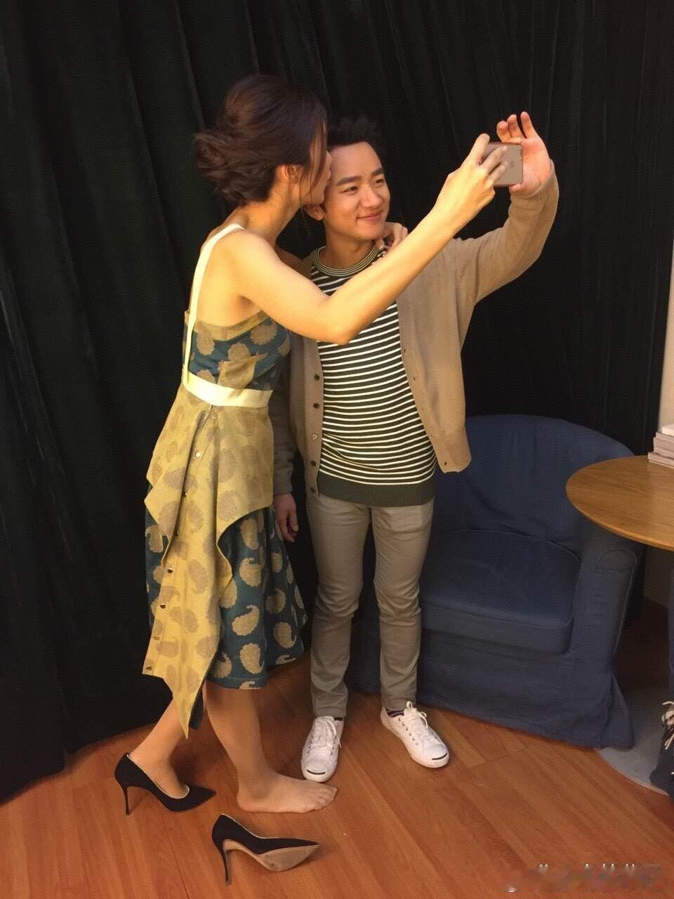 李亚男那美腿跟肉丝儿似的，王祖蓝眼光真不错