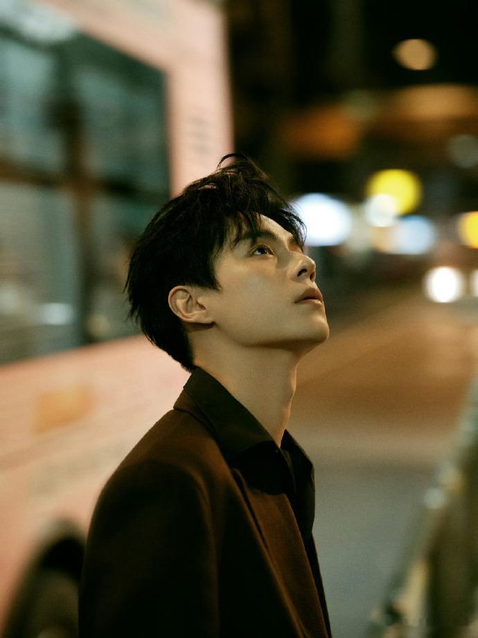 胡一天侧颜没输过真的要夸爆胡一天的骨相，这才是真正的老天爷赏饭吃，尤其是侧脸线