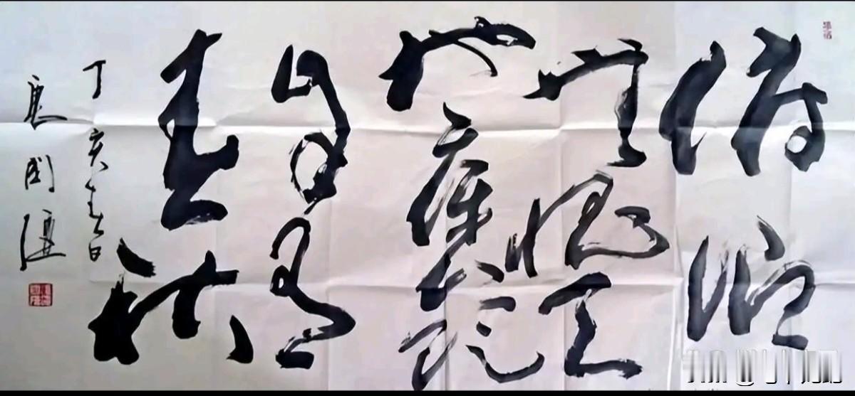 唐国强的书法非同一般：笔墨灵动，笔走龙蛇，线条强而有力。但是却有一些书法爱好者称