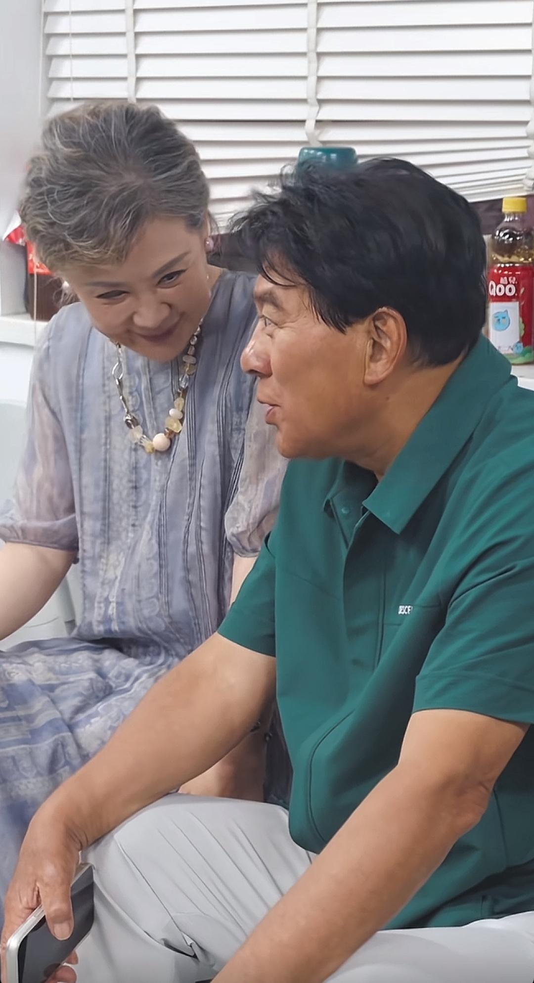 两位老人家坐在一起聊天。还有人记得他俩吗？当年演的一部片子很好看。如今都70多岁