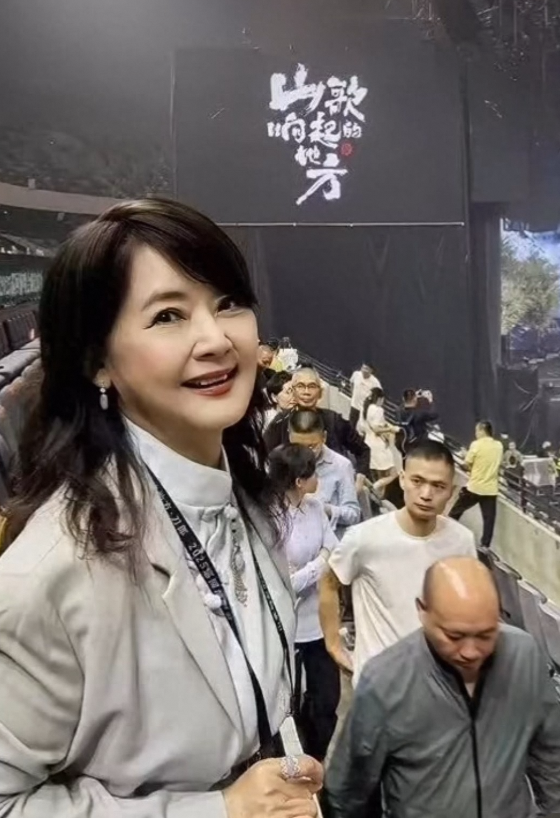 66岁胡慧中赴深圳看刀郎演唱会，非VIP位也超激动，瘦身后状态佳
