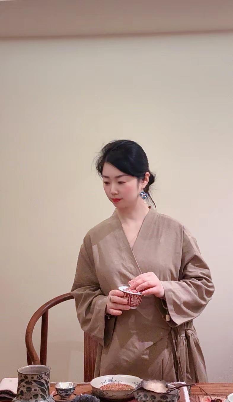 独处，一盏清茶，不问喧嚣，只寻心安。时光慢下来，心也静下来，一人，一茶，便是人间