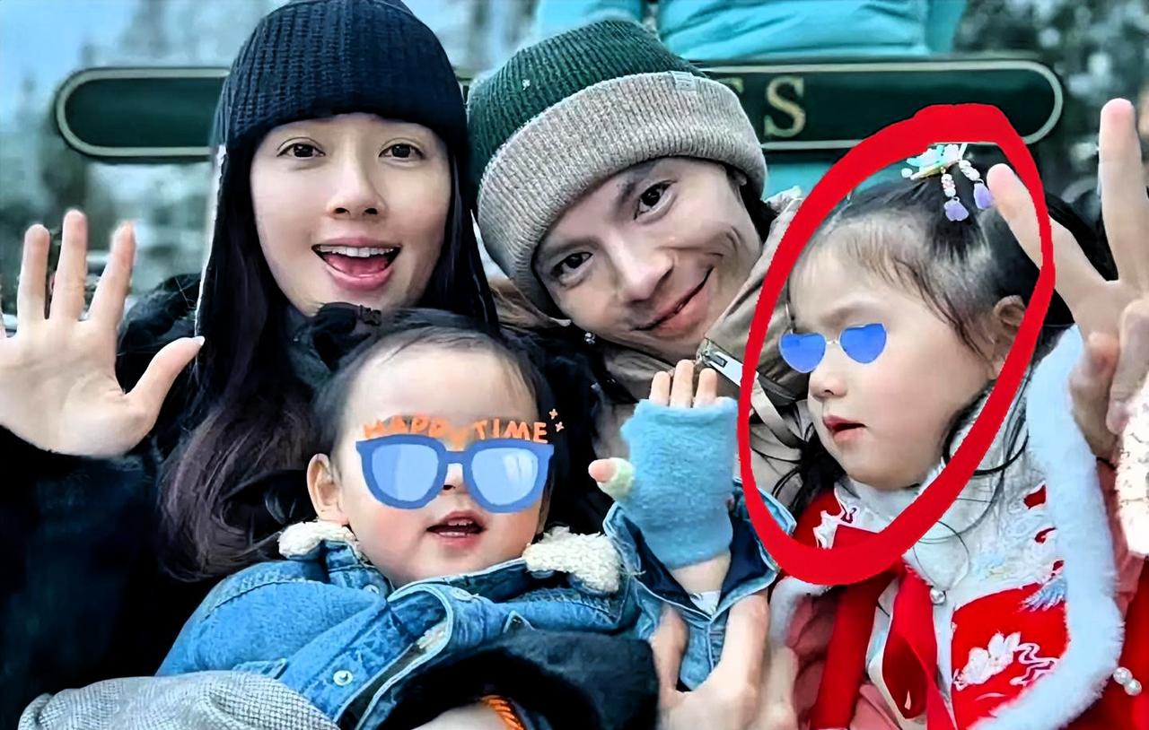 外公夸外孙“貌比潘安”，网友补一刀“幸好没随爹”。向佐什么都没做，就成了那个被避