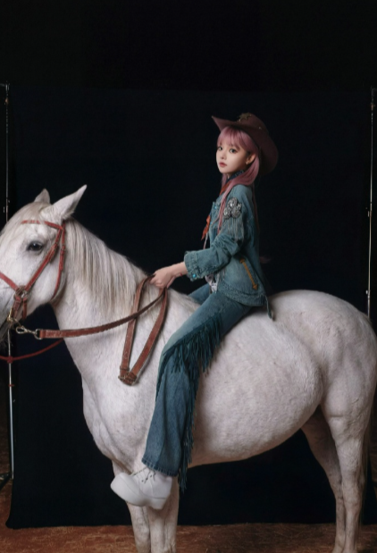 粉发配牛仔帽的搭配太亮眼，西部牛仔造型把马年氛围感拉满，红绳一系直接将这份喜庆焊